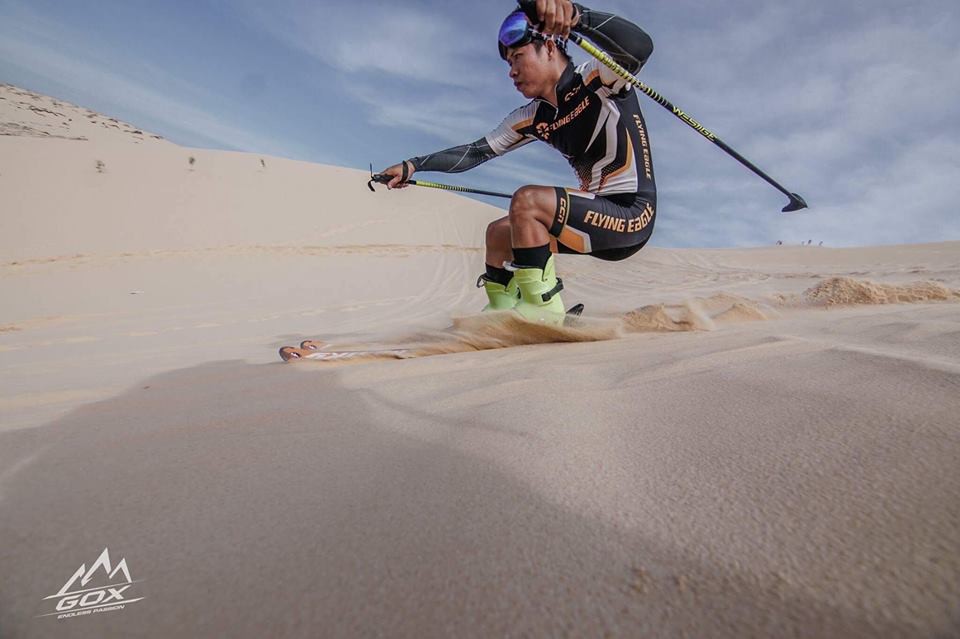 Nguyễn Văn An tập trượt tuyết trên...cát tại đồi cát Mũi Né. Ảnh: Gox Media House