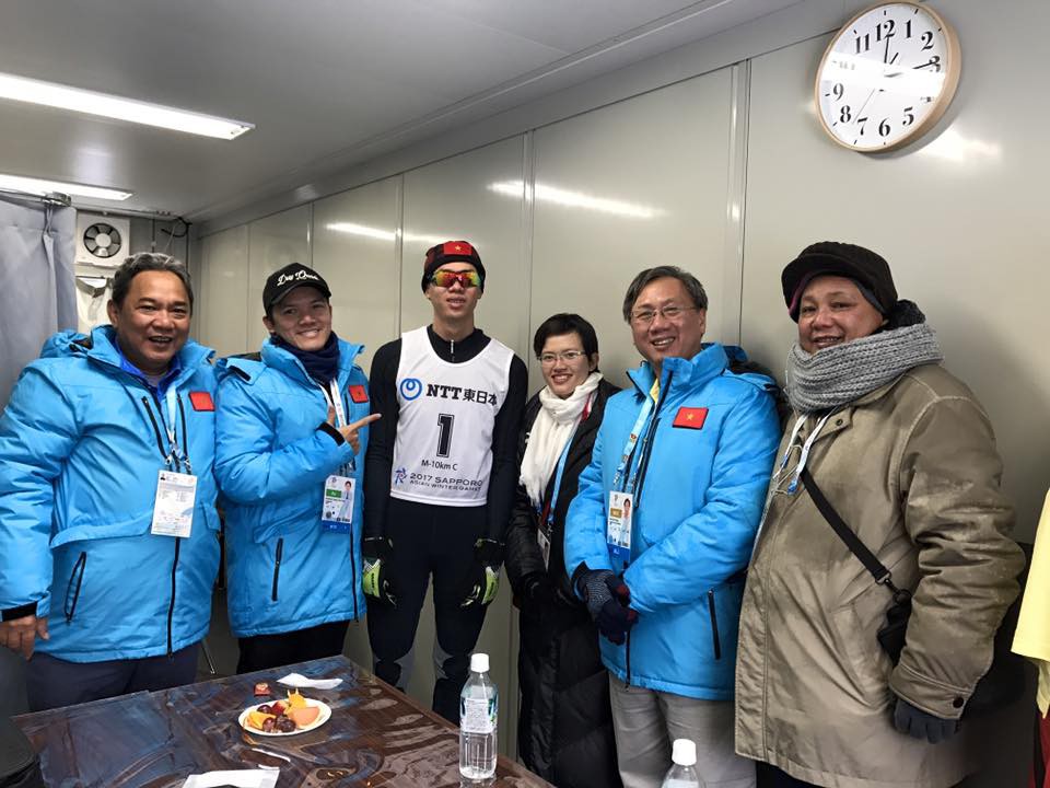 Nguyễn Đức Mạnh cùng các thành viên trong đội tuyển Việt Nam tại Sapporo 2017