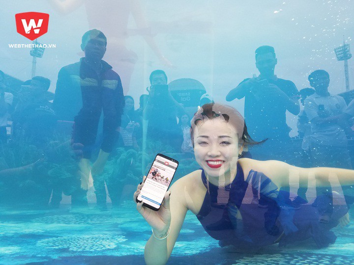 Một tính năng nổi bật của Galaxy S8 là chịu nước. Nàng tiên cá Ngọc Quỳnh dùng Galaxy S8 truy cập Webthetheo đọc các bài viết trên Webthethao.vn