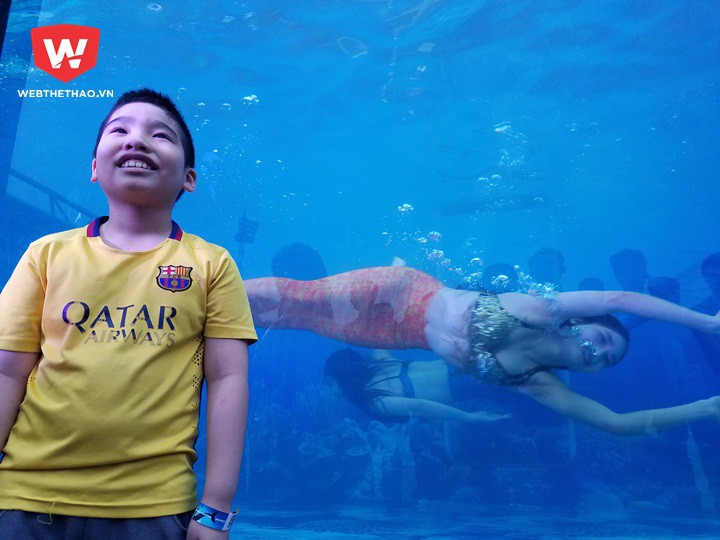 Một fan nhí của Fc Barcelona chụp kỷ niệm cùng nàng tiên cá