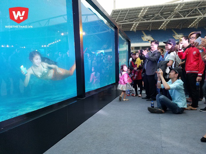 Các nàng tiên cá múa lượn trong bể cá khổng lồ thu hút khách tham quan trải nghiệm sản phẩm mới, điện thoại Galaxy S8 của hãng Samsung