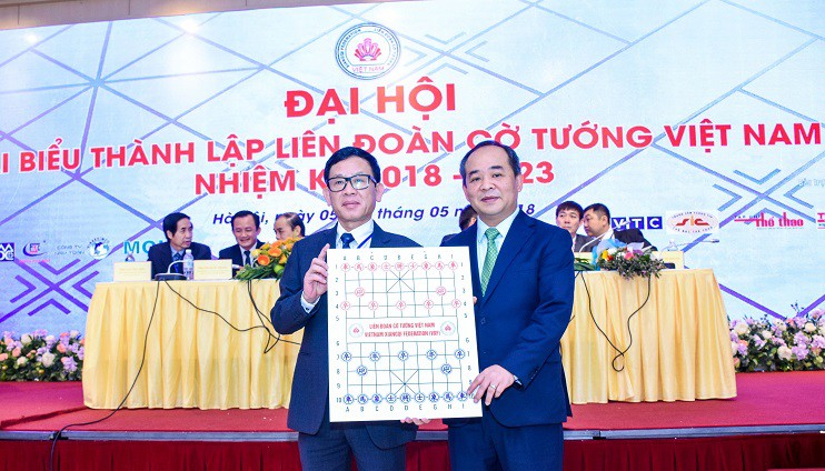 Ông Phạm Hoàng Dương, Chủ tịch LĐ Cờ tướng Việt Nam nhiệm kỳ đầu tiên, tặng quà kỷ niệm cho Thứ trưởng Lê Khánh Hải