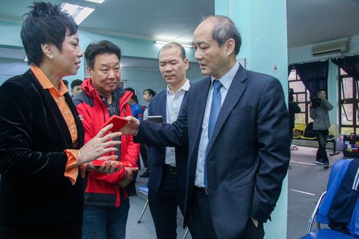 Tổng cục trưởng Tổng cục TDTT Vương Bích Thắng trao đổi với HLV Nguyễn Thị Nhung (môn bắn súng)