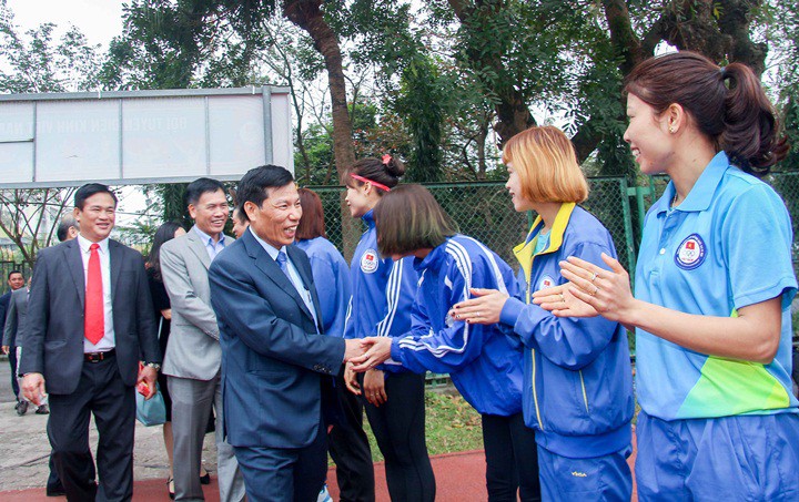 Bộ trưởng Nguyễn Ngọc Thiện thăm đội tuyển điền kinh