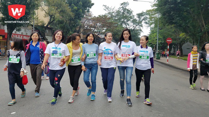 Vì thế cuộc chạy bộ 1,7km vòng quanh Hồ Hoàn Kiếm trở thành cuộc dạo bộ để mọi người có thể trò chuyện với Hoa hậu 