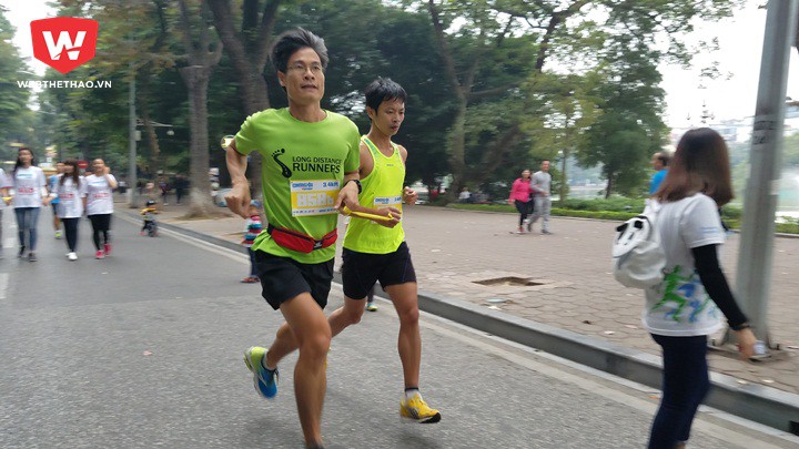 Cặp đôi nhất 2 vòng hồ (3,4km) Phạm Hà Lâm - Lê Đức Hùng trên đường chạy. Ảnh: Nguyễn Đạt