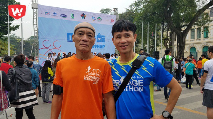 Runner Nguyễn Đỗ Hùng (trái), người cao tuổi chạy marathon nhanh nhất Việt Nam
