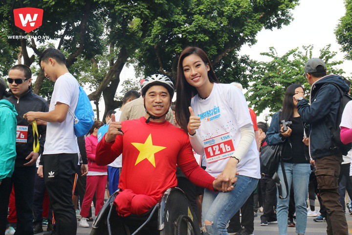 Hoa hậu Đỗ Mỹ Linh chụp ảnh kỷ niệm với VĐV Trần Phúc Đạt