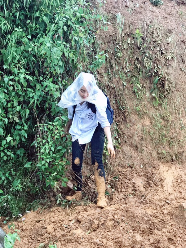 Hoa hậu Đỗ Mỹ Linh lấm lem bùn đất khi thực hiện dự án ''Cõng điện lên bản''. Ảnh: FB Đỗ Mỹ Linh