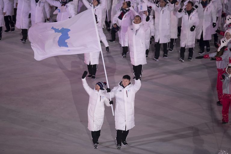 Các VĐV Triều Tiên và Hàn Quốc cùng diễu hành dưới 1 lá cờ thống nhất tại Lễ khai mạc Olympic Pyeochang 2018