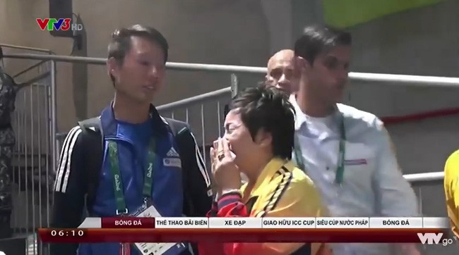 HLV Nguyễn Thị Nhung không thể kiềm chế cảm xúc, khóc nức nở sau loạt đạn cuối cùng rất căng thẳng của Hoàng Xuân Vinh, mang về tấm HCV lịch sử cho thể thao Việt Nam tại Olympic