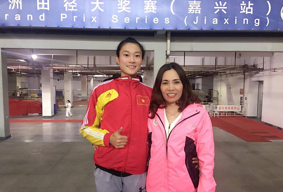 Lê Tú Chinh và HLV Nguyễn Thị Thanh Hương. Tú Chinh tự tin và bản lĩnh trong lần đầu tiên thi đấu ở một giải châu Á