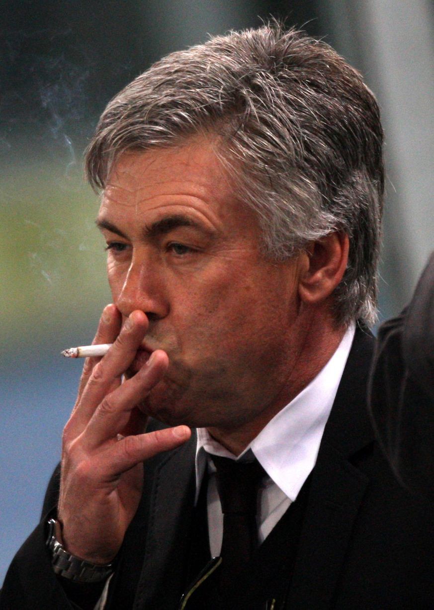 Ancelotti hút thuốc ngay trên sân cỏ