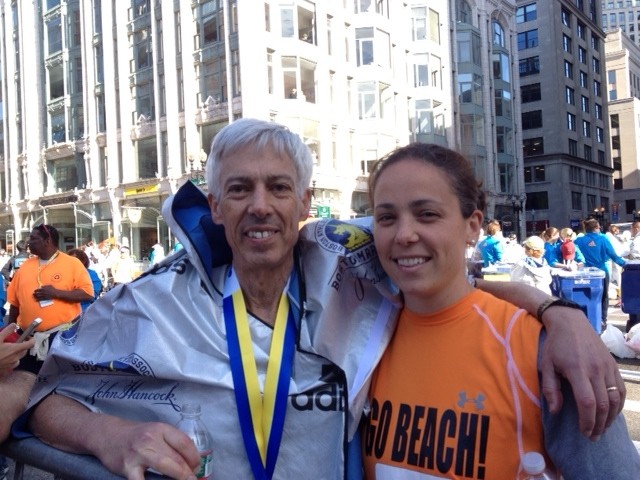 Ben Beach cùng con gái Emily Beach chụp ảnh sau khi ông hoàn tất lần thứ 47 liên tiếp Boston Marathon