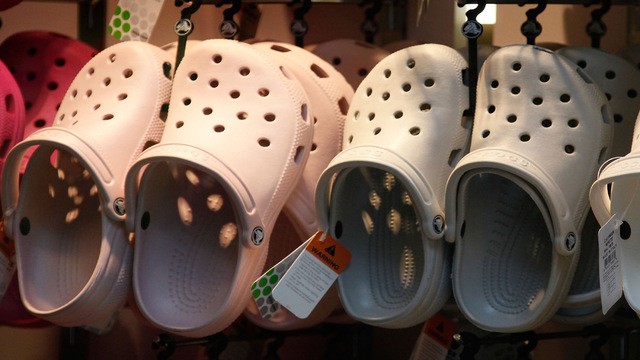 Môi đôi giày chạy bình thường ở Mỹ giá khoảng 70$, so với 20$ cho một đôi Crocs