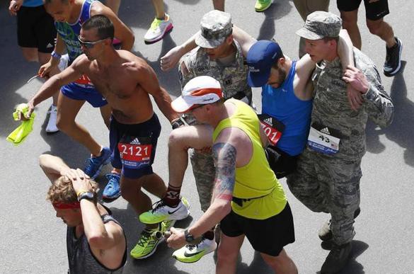 Mogan (áo xanh da trời) được 4 người chạy dìu về ở Boston Marathon