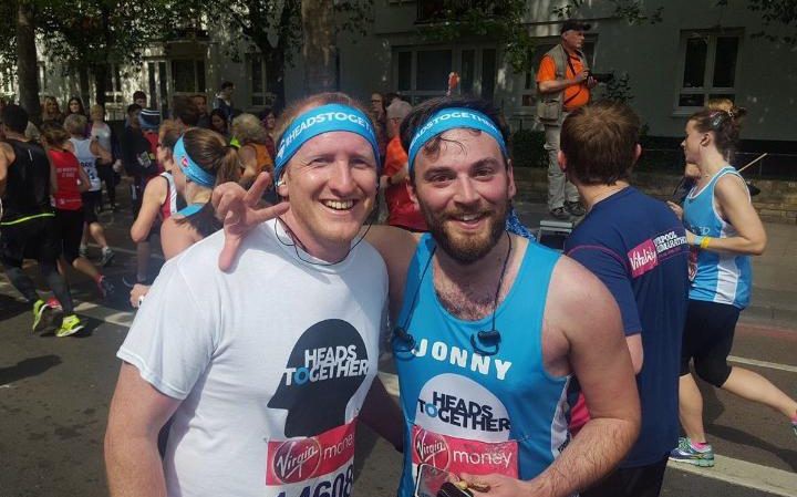 Jonny Benjamin và Neil Laybourn ở giải London Marathon 2017