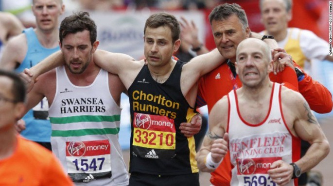 Matthew Rees giúp David Wyeth về đích ở London Marathon.