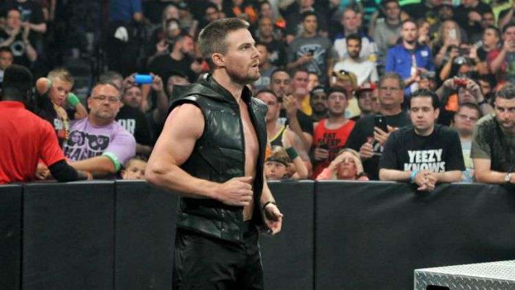 Stephen Amell từng là cựu đô vật của WWE và lên sàn đầu hồi cuối 2015