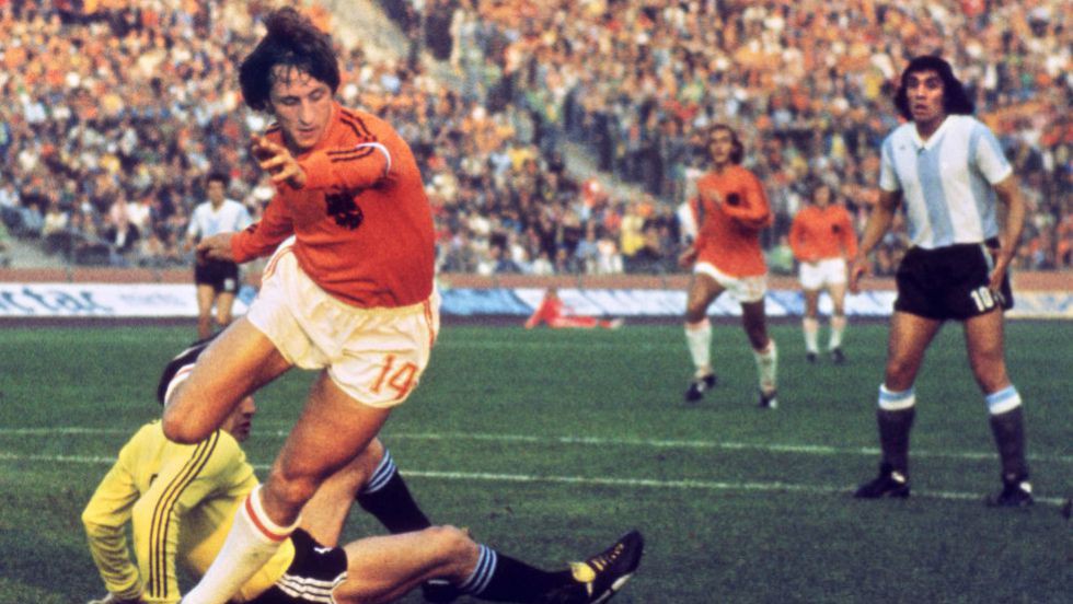 Hình ảnh Sánh ngang hàng với Pele và Maradona, bằng kĩ thuật và những phẩm chất của mình, Cruyff là nhạc trưởng trong lối chơi của cơn lốc màu da cam năm 1974. 