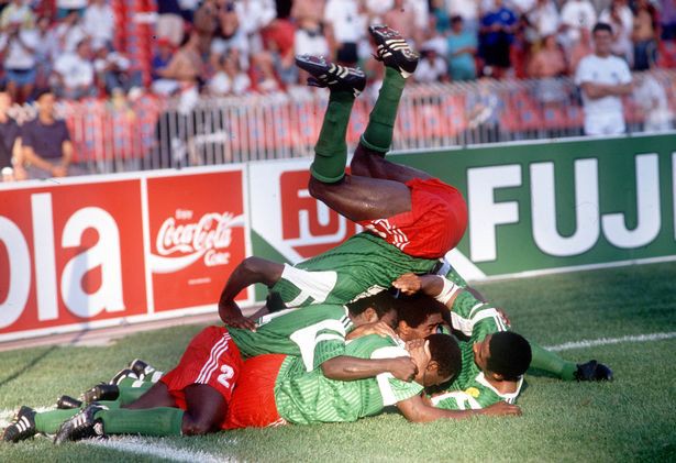 Cameroon ăn mừng bàn thắng của Roger Milla