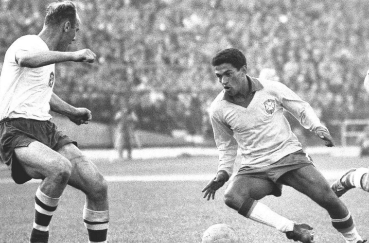 Hình ảnh Garrincha để lại ấn tượng khó phai bằng màn trình diễn tuyệt vời của mình năm 1962. 