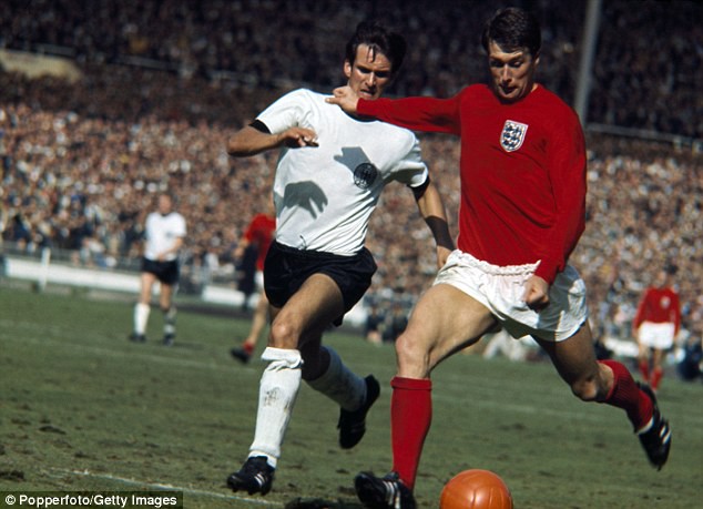 Geoff Hurst băng xuống như 1 cơn lốc trước khi tung cú sút chân trái đầy uy lực hạ gục thủ môn ĐT Đức.