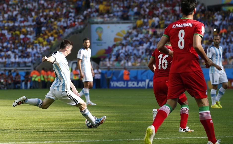 Messi tạo nên đường cong ảo diệu vào lưới Iran