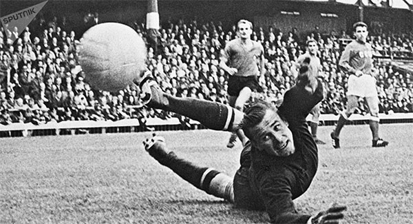 Hình ảnh World Cup 1966 có lẽ là thời kỳ hoàng kim của bóng đá Nga (liên bang Soviet cũ) với thủ thành huyền thoại Lev Yashin từng vô địch Euro 1960.