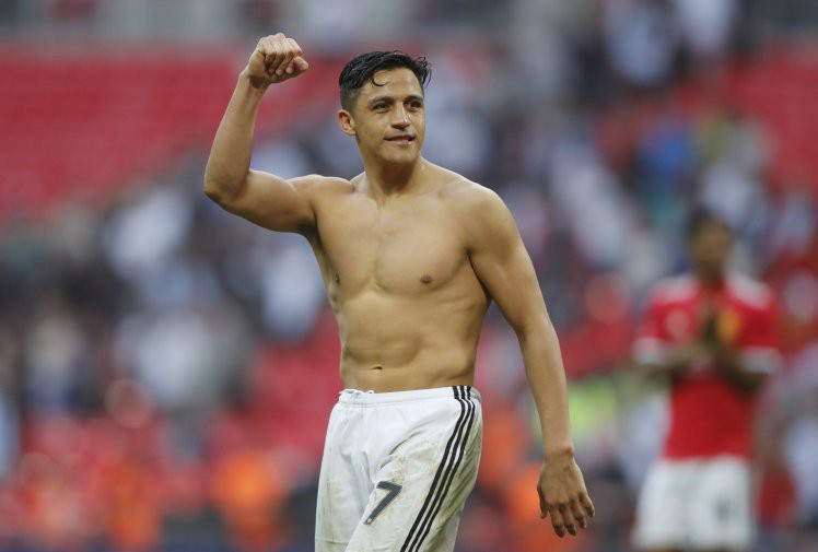 Hình ảnh Alexis Sanchez giành chiến thắng cả 2 trận chung kết FA Cup mà anh góp mặt