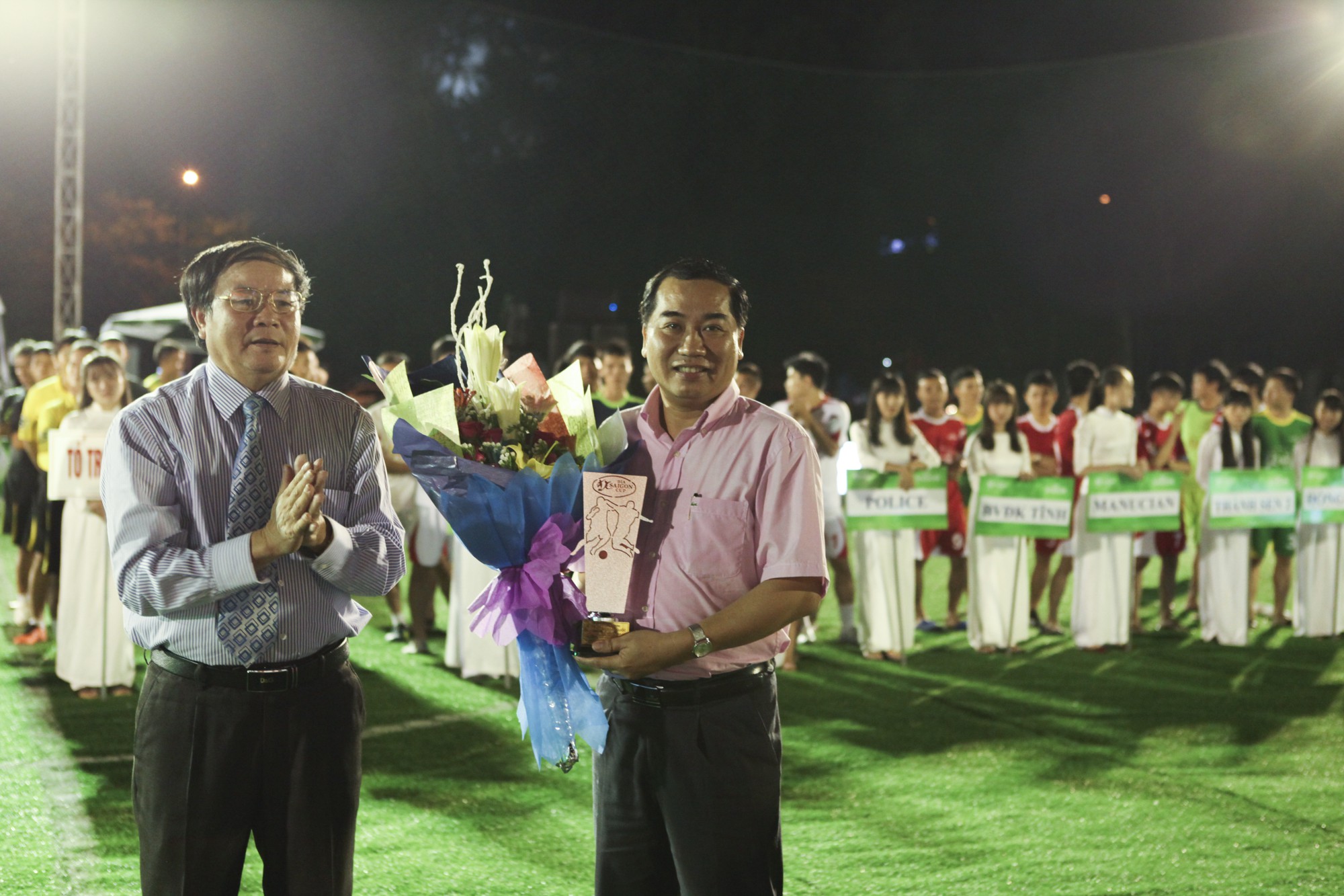 Ông Võ Văn Hạnh, PGĐ Sở VH-TT&DL Hà Tĩnh tặng hoa và kỉ niệm chương cho ông Nguyễn Tiến Sĩ, Phó ban Marketing Tổng Cty Bia-Rượu-Nước giải khát Sài Gòn.