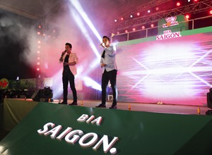 Nhóm The Men biểu diễn trong đêm khai mạc tại Hà Tĩnh.