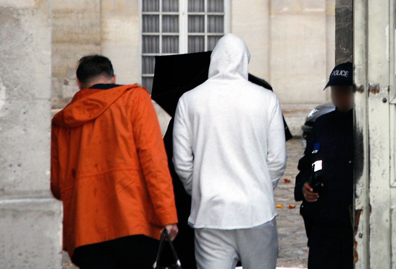 Benzema vào trại tạm giam tại Versailles.