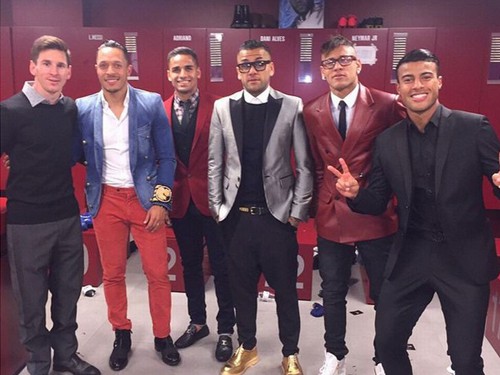 Neymar cùng đồng đội tại Brazil.