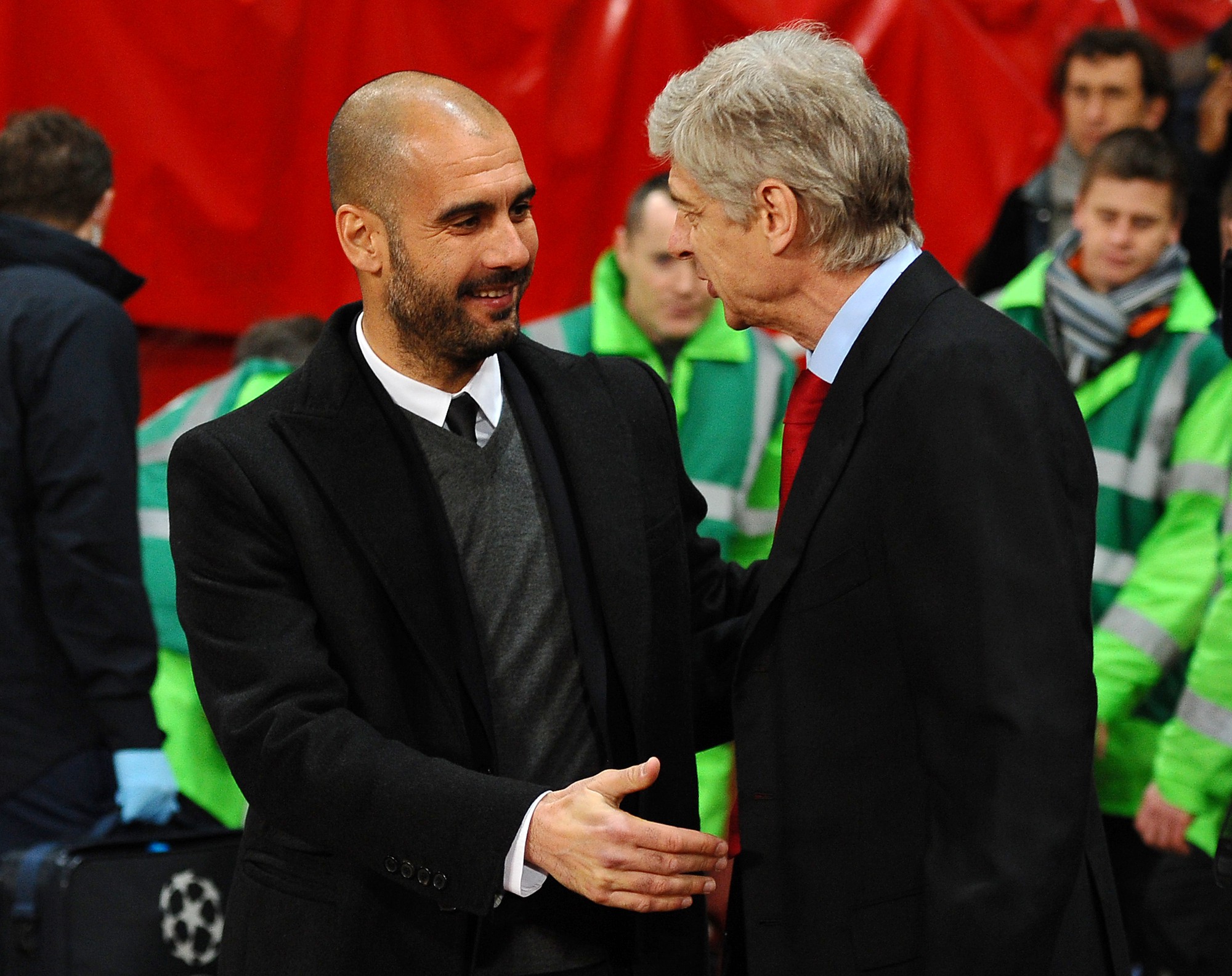 Pep và Wenger trong 1 cuộc đối đầu trên băng ghế chỉ đạo.