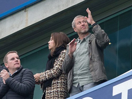 Roman Abramovich vẫn chưa sẵn sàng sa thải Mourinho.