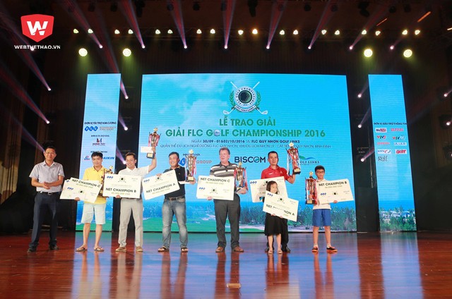 Nguyễn Quang Trí (ngoài cùng bên phải) nhận cúp tại gala trao giải tối 1/10