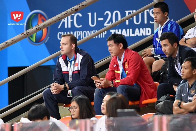 Ông bầu Trần Anh Tú cũng xuất hiện trên khán đài để theo dõi các cầu thủ áo đỏ thi đấu.