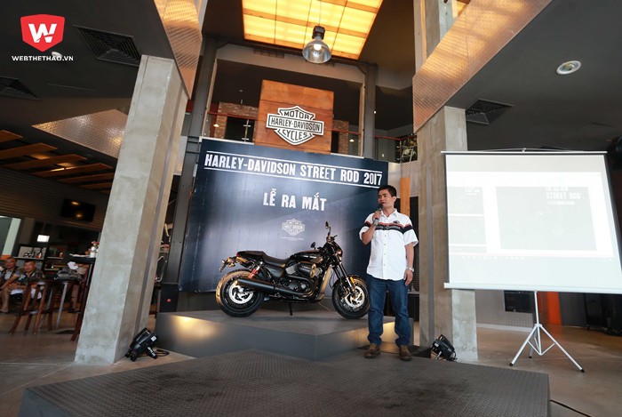 Khởi đầu buổi lễ, ông Lê Mạnh Hải (Giám đốc Harley-Davidson of Hanoi) phát biểu giới thiệu chung về mẫu xe Street Rod 2017 và cảm ơn tất cả các biker đã đến tham dự.