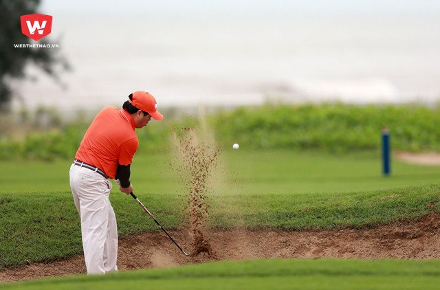...nên rất nhiều golfer đánh bóng rơi vào các bẫy cát trên sân.
