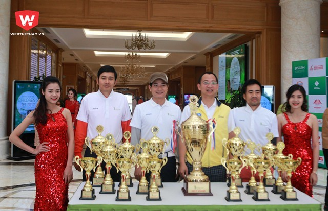 Các golfer chụp ảnh với các giải thưởng trước khi bước vào thi đấu chính thức.