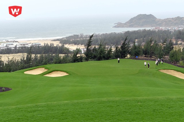 Hố số 17 là hố có độ cao lớn nhất tại sân Moutain, nơi đây các golfer sẽ có thể phóng tầm nhìn bao quát toàn bộ sân golf và toàn bộ quần thể khu du lịch FLC Quy Nhơn.