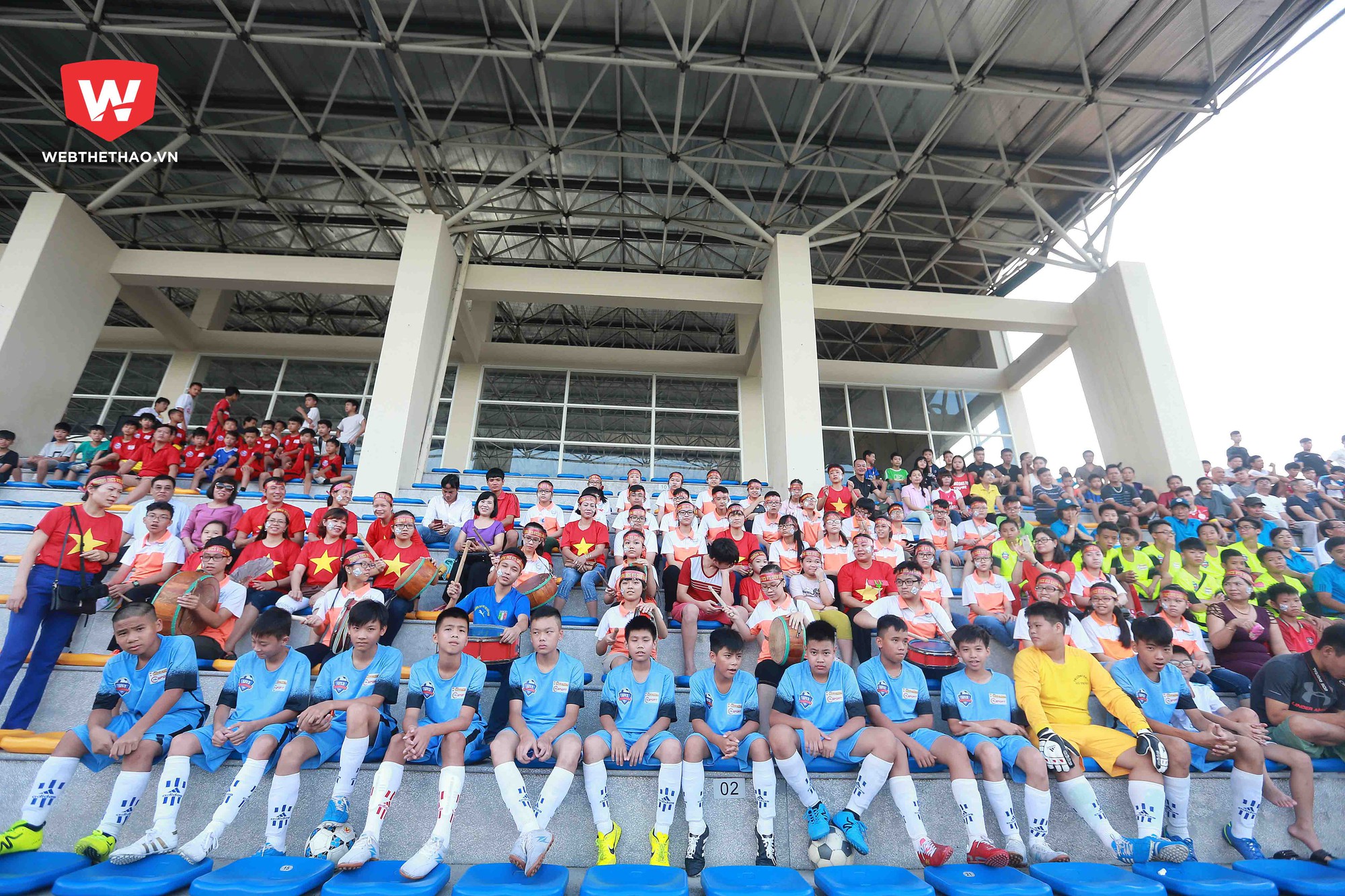 Hàng trăm CĐV đã không ngại nắng mưa, đường xá xa xôi đã đến cổ vũ cho sáu đội bóng tranh tài tại vòng chung kết Festival bóng đá học đường U13 - 2017.