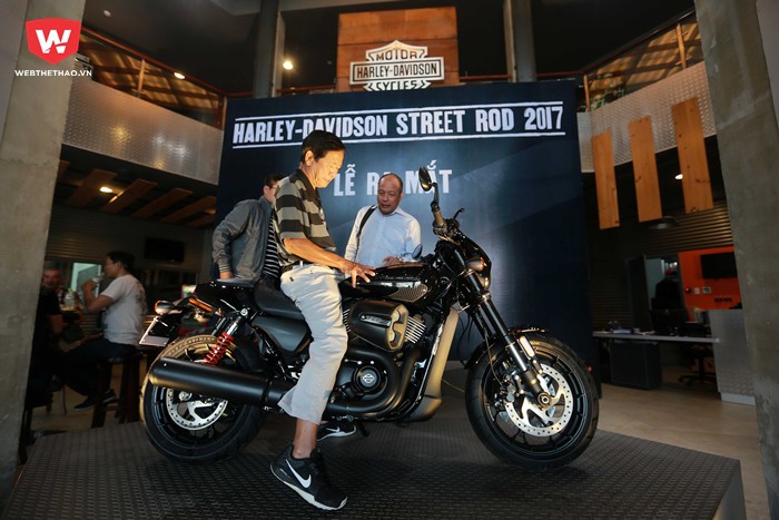 ...nhưng cũng có rất nhiều biker lớn tuổi quan tâm đến chiếc xe nhỏ nhất của Harley-Davidson vì sự nhẹ nhàng, thanh thoát cũng như khả năng xoay xở dễ dàng trong những con phố nhỏ hẹp của những đô tị đông đúc như Hà Nội hay TP Hồ Chí Minh.