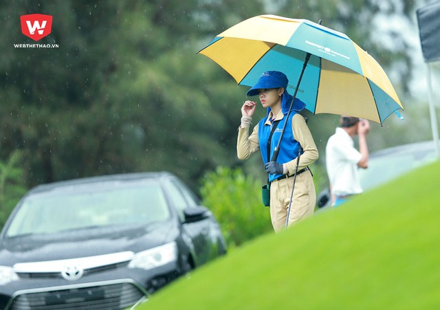 Hay như các Cadie dù trời mưa to nhưng họ vẫn rất chú ý theo dõi phục vụ và ghi điểm cho các golfer