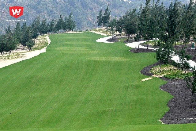 Các đường fairway đều được thiết kế nở rồng ra hướng về các green đã tạo ra cảm giác thân thiện hơn cho các golfer dù toàn bộ 18 hố đều được xây dựng trên vùng đồi núi.