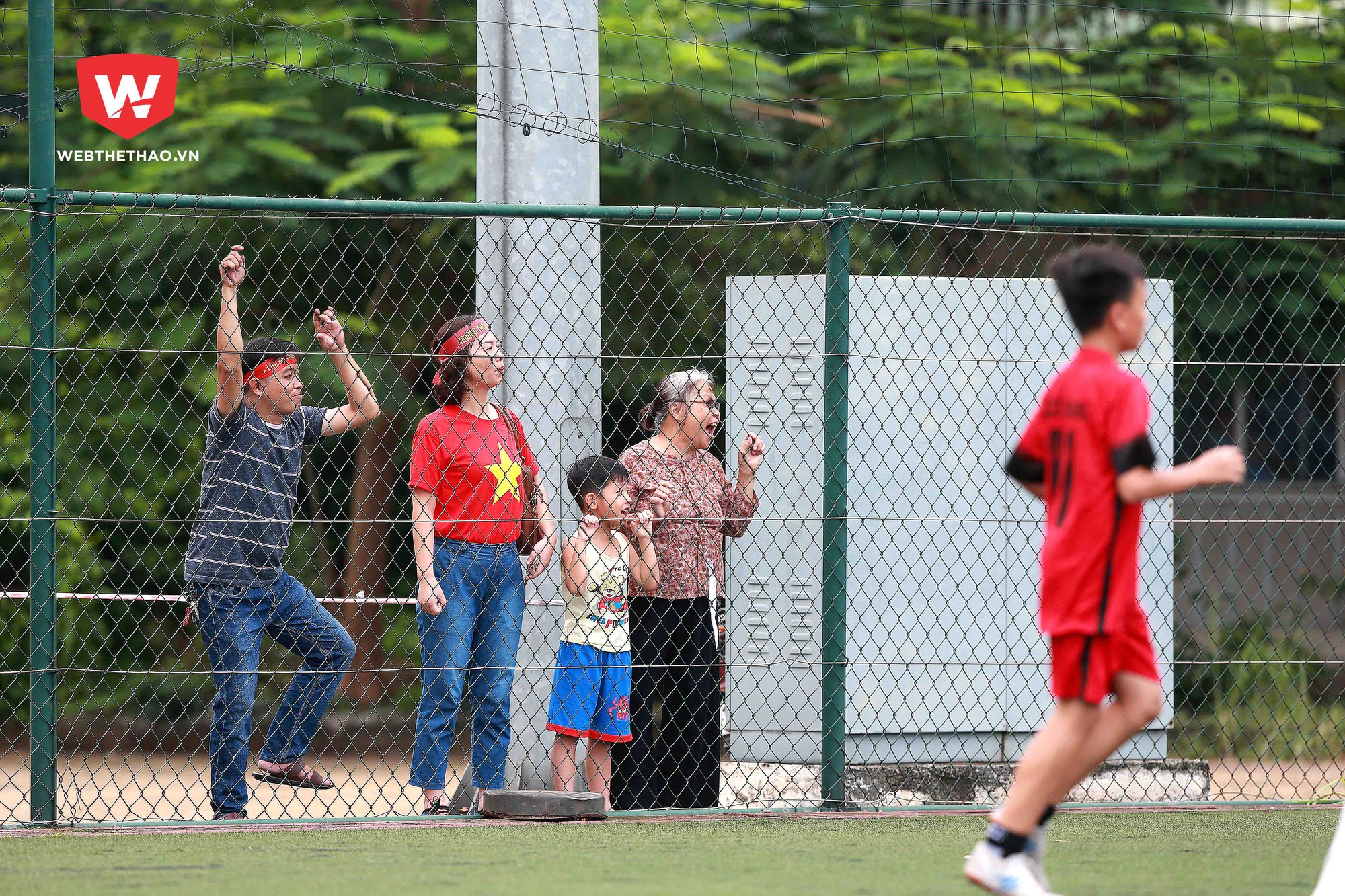 Đặc biệt, đội bóng Phú Đô còn có một cụ CĐV cao tuổi đó chính là bà của cầu thủ số 10 Đào Huy, cụ xuống tận sát sân để hò hét, cổ vũ cho đứa cháu của mình không thua gì những CĐV trẻ khác.