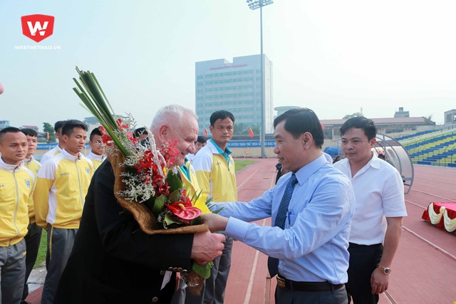 Đại diện Ban tổ chức tặng hoa cho đội chủ nhà FLC Thanh Hóa