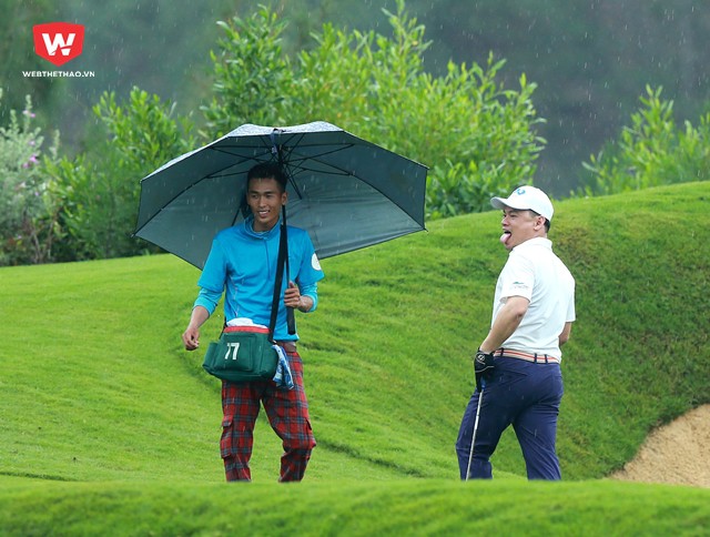Đặc biệt , có rất nhiều golfer không những không bị làm khó bởi thời tiết mà còn rất hứng thú khi được thi đấu trong điều kiện hoàn cảnh đặc biệt như vậy bằng việc thể hiện các hành động...