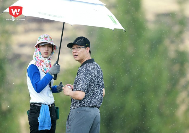 Các Cadie phải liên tục mang ô che cho các tay golf của mình để tránh những cơn mưa nặng hạt